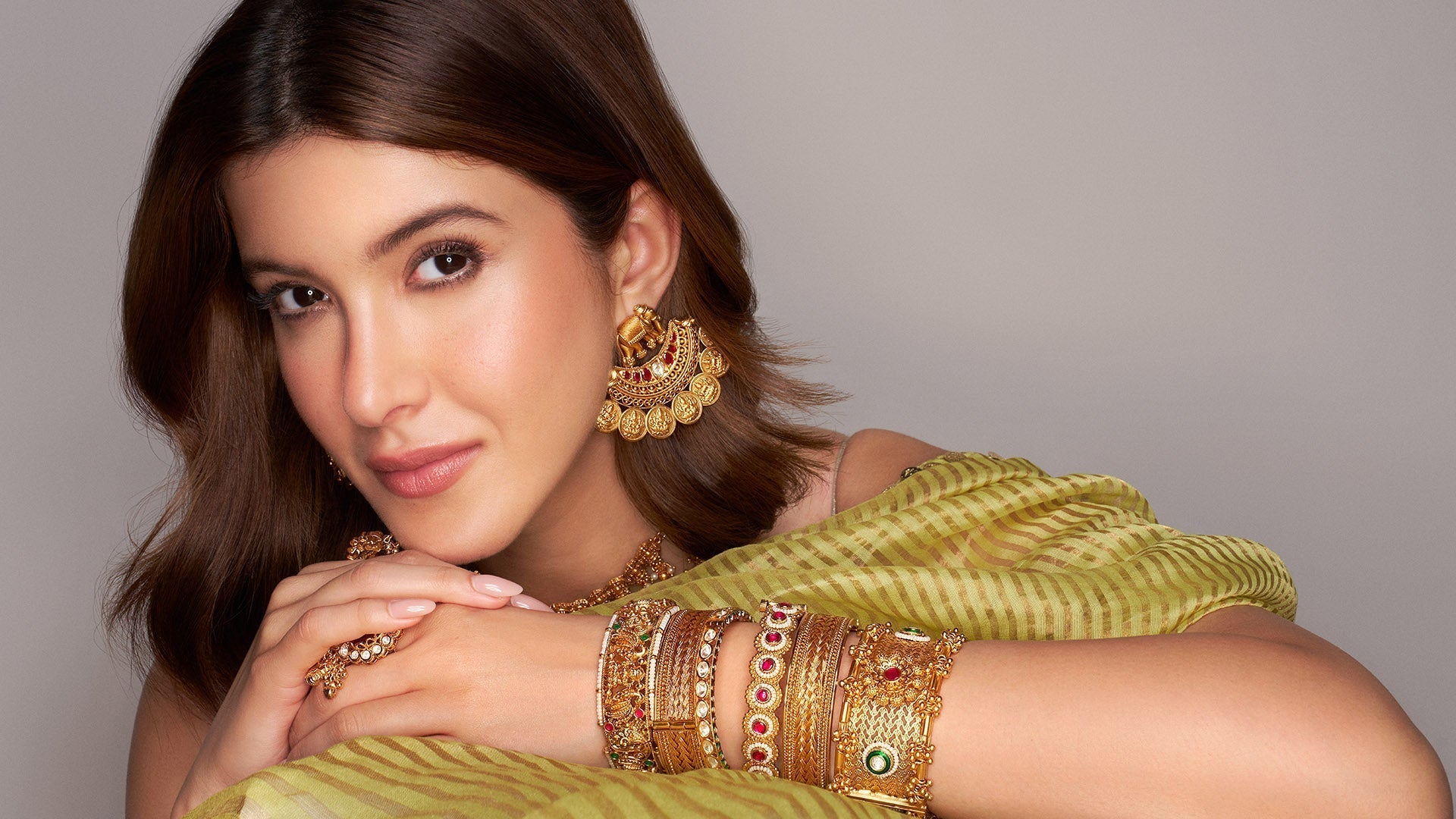 Statement Earrings for Women: The Art of Bold Elegance